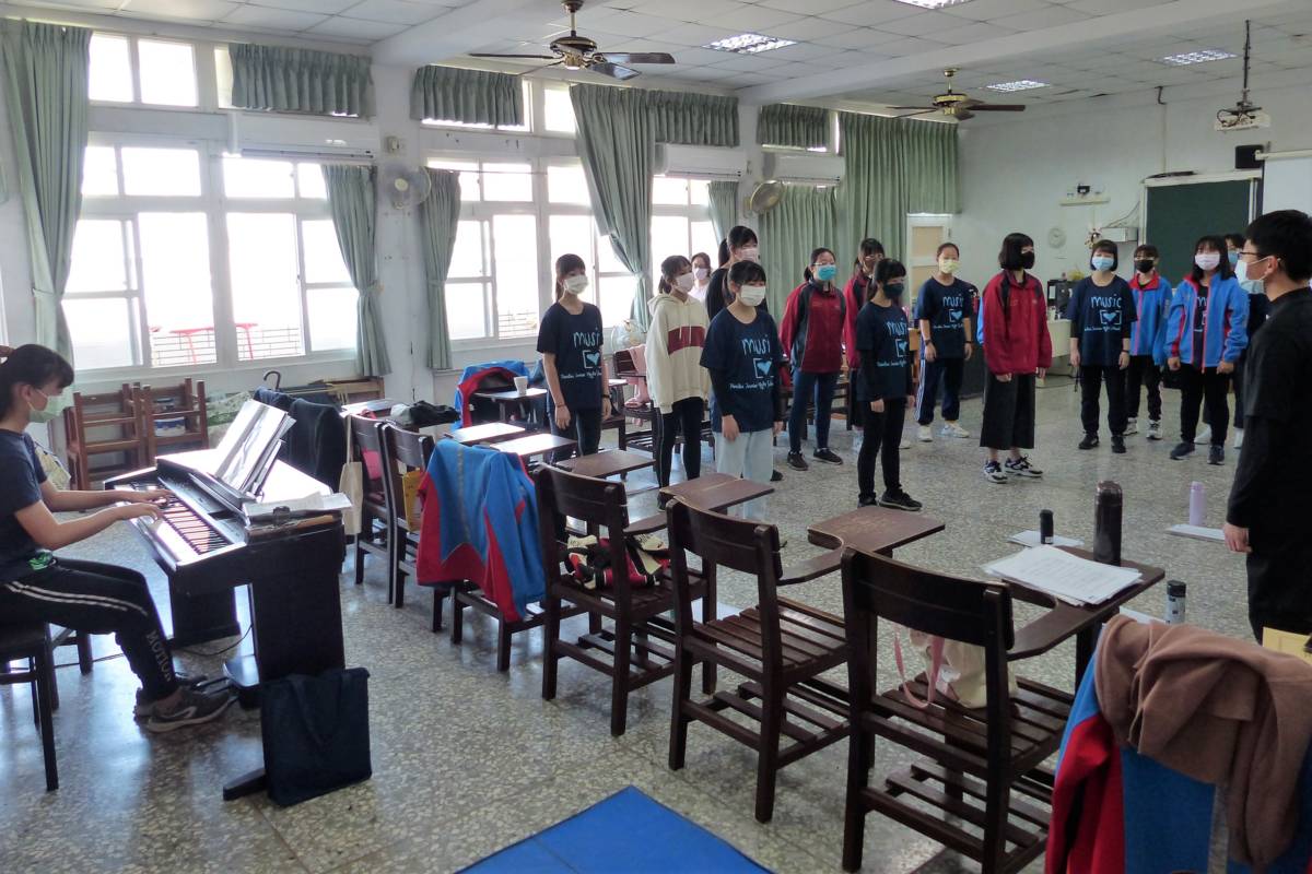 斗六國中合唱團人數雖不多但感情很好練習勤奮