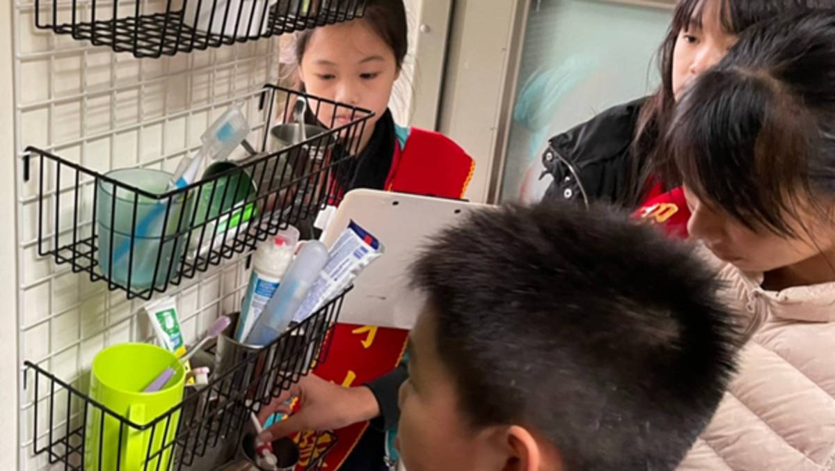 臺北市大佳國小109學年度「口腔保健 ... 教師内漱口杯的放置架

臺北市大佳國小是109學年度「口腔保健教育推廣」的特優學校。學校團隊從附屬幼兒園就開始培養孩子們注重口腔健康，推動策略細膩，著重用水兼顧防疫，讓家長安心和孩子一起每日維護口腔健康，與附近的商家達成協議，不販售含糖飲料給大佳國小的學生，由學校維中心，擴及家庭、社區，一起關心及執行孩子的口腔保健等，
請收聽「校園健康筆記」節目之「認識過敏免疫風濕類疾病」以及
109學年度口腔保健優良學校-臺北市大佳國小心得分享。

採訪：臺北市大佳國小 李鍾慧校長、衛生組長呂欣潔老師、
             曹筱芸護理師、  二年甲班李美華導師、
              六年乙班鄭乃方同學、六年乙班周可婧同學