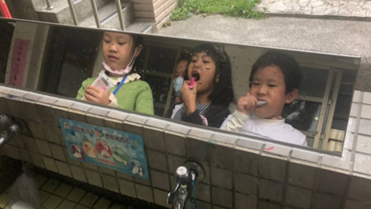 臺北市大佳國小109學年度「口腔保健 ... 學生們邊刷牙邊檢查牙齒狀況