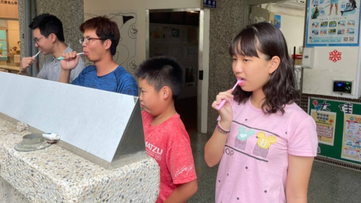 臺北市大佳國小109學年度「口腔保健 ... 老師作爲榜樣跟學生們一起刷牙