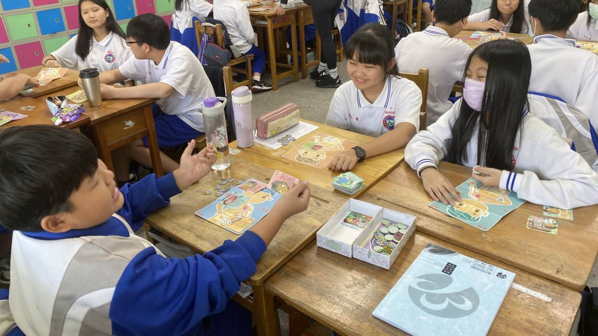 新北市三重高中109學年度「校園菸、檳危害防制教育推廣」的特優-健康教育課透過桌遊融入菸檳防制教育