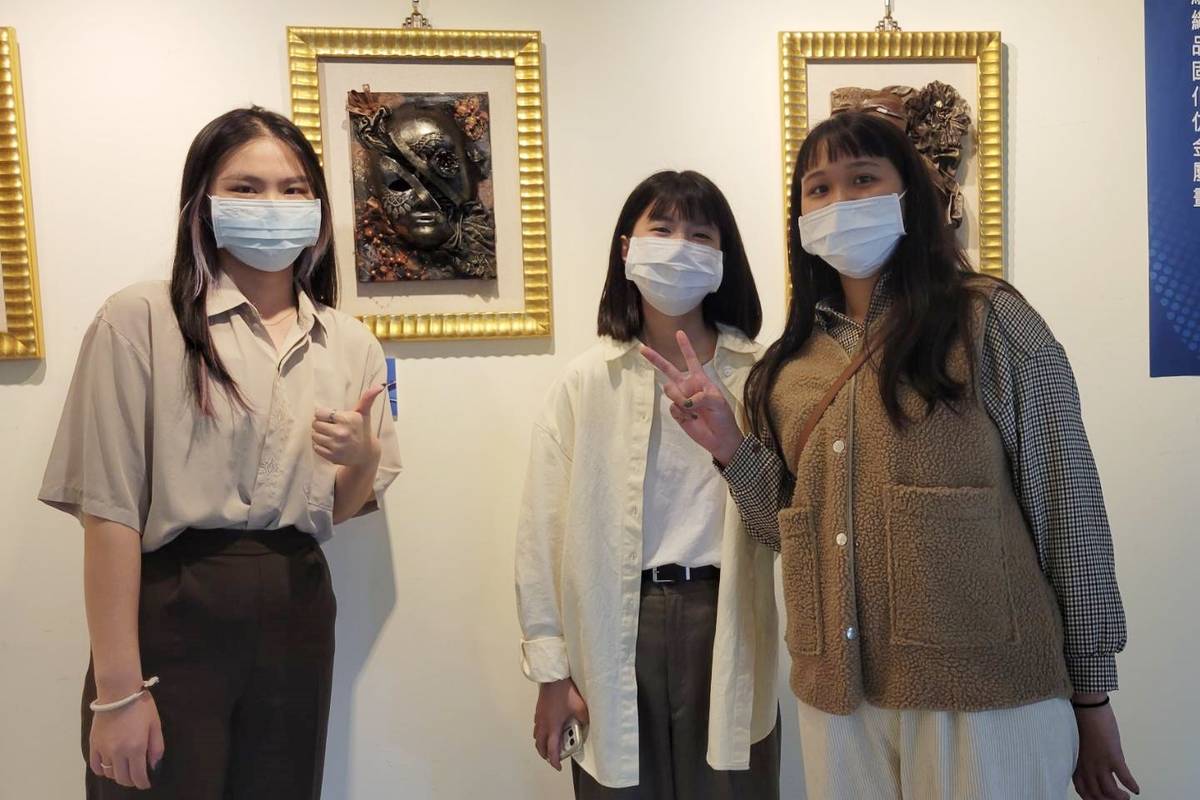 學生朱品嘉、羅欣彤、謝麗君的作品「鍊人」，以拉開的拉鍊象徵「戀人」的分離，古銅色的面孔使作品更具故事感。