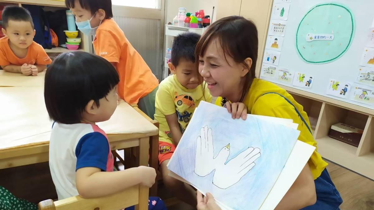 福智文教基金會台中至善非營利幼兒園邀請至善國中美術老師教幼兒肖像畫