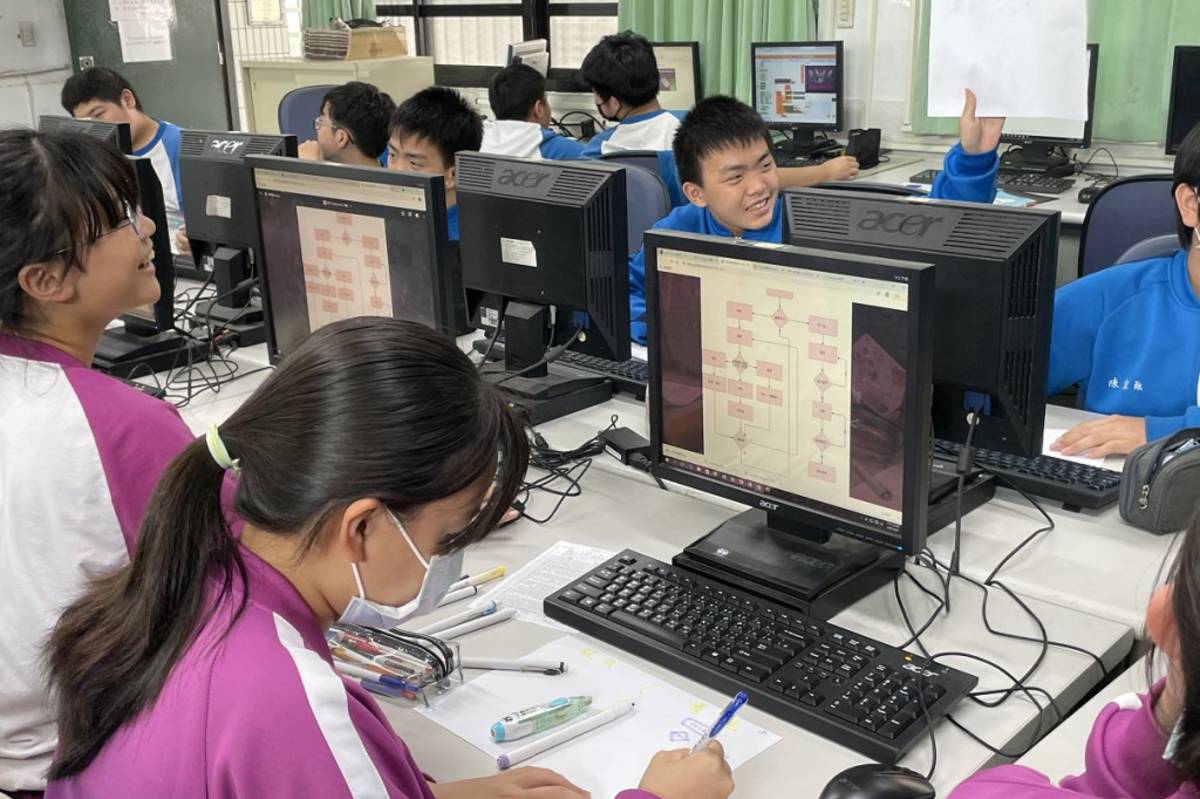 蔡佩旻老師引導孩子結合廟宇抽籤等情境議題設計程式流程圖