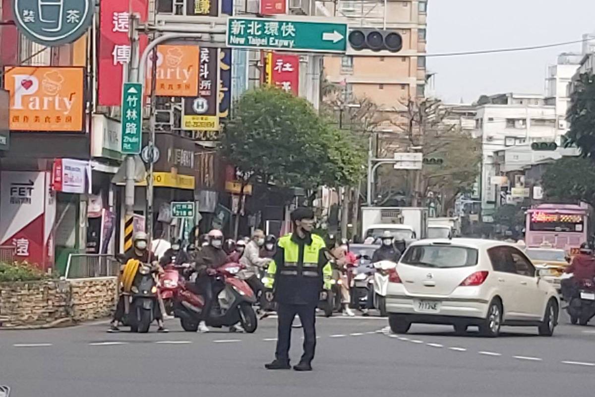 全臺多處大停電，路上交通號誌也不亮，出動警察指揮交通。