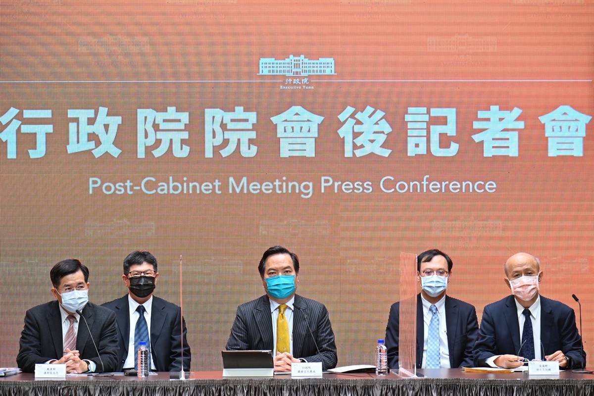 全臺大停電，行政院發言人羅秉成(中)在行政院院會會後記者會上對此向民眾致歉(行政院提供)。