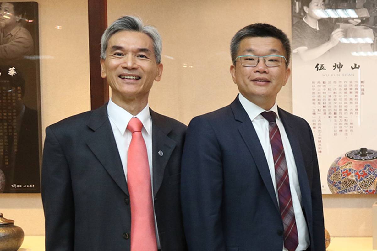 興大校長薛富盛（左）與興大校友總會蔡其昌理事長（右）共同發起捐助烏克蘭活動。