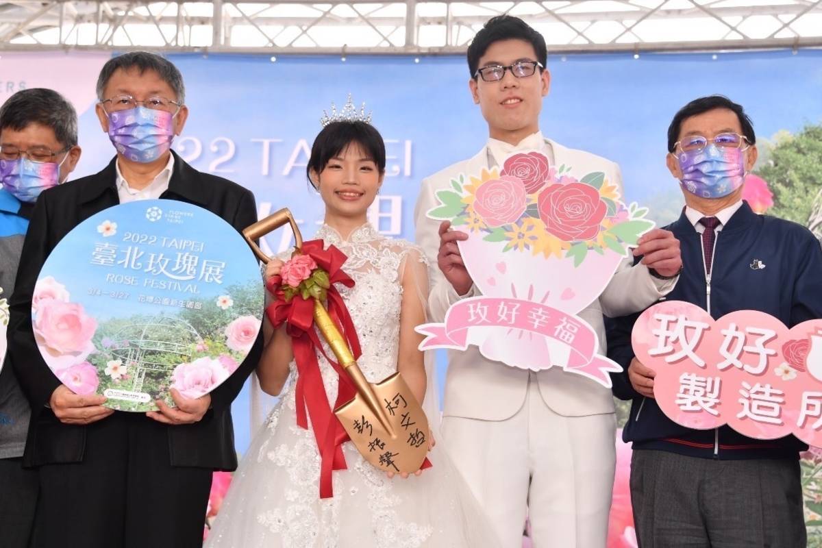 2022臺北玫瑰展「玫好製作所」夢幻登場，柯文哲市長位新人獻上祝福