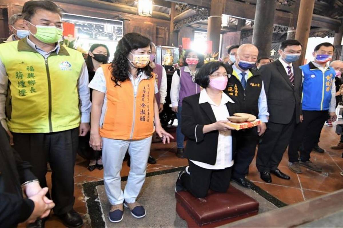 彰化縣長王惠美擲筊 擇定5月8日龍舟下水日