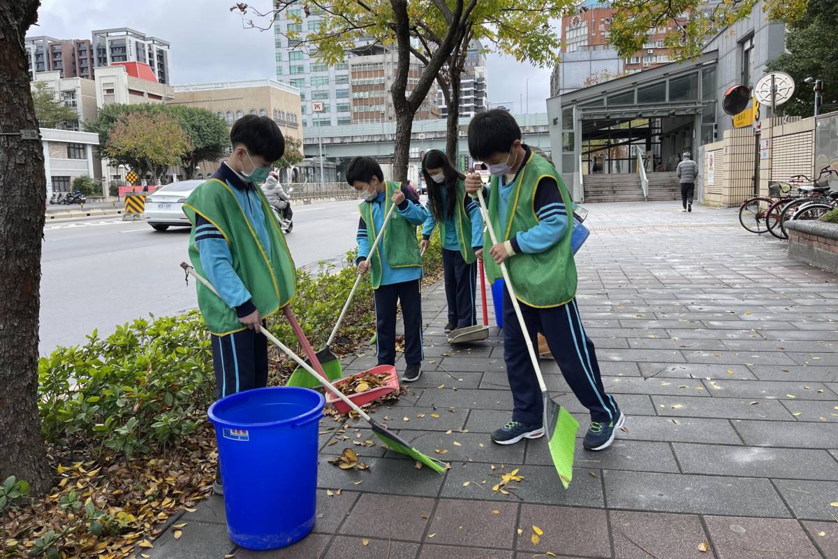 大橋國小學生服務隊打掃學校周邊的人行道