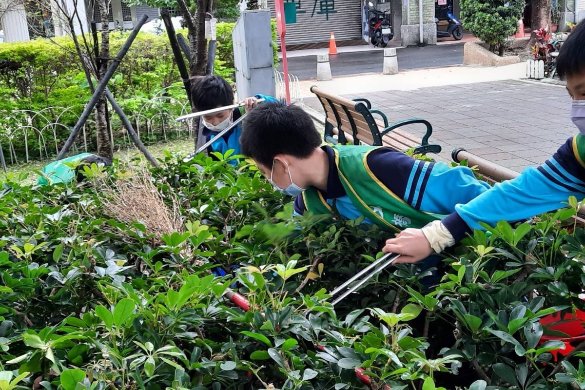 大橋國小學生服務隊進行景化公園環境清潔