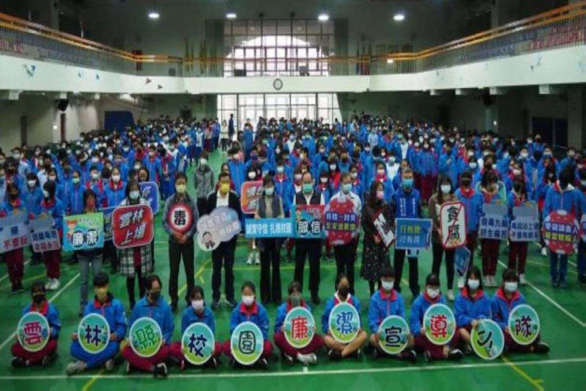雲林縣成立「校園廉潔宣導小隊」縣府副縣長謝淑亞在斗六國中授旗