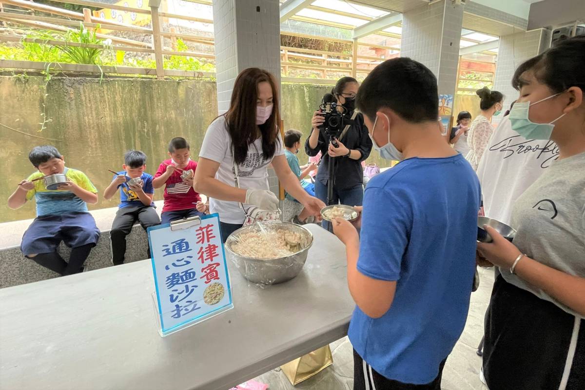 野柳國小多元文化週美食篇，伊範姬製作菲律賓通心麵沙拉給學生品嚐