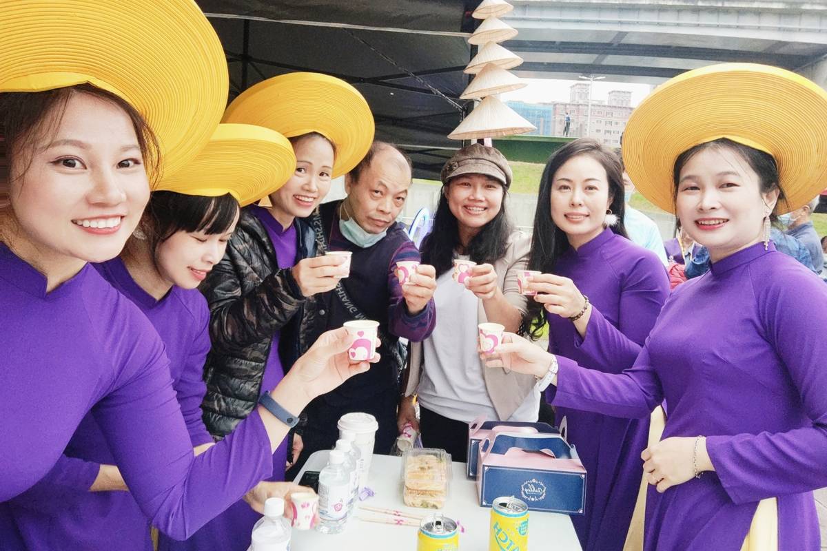 阮氏草(左1)於多元文化活動進行擺攤製作越南美食