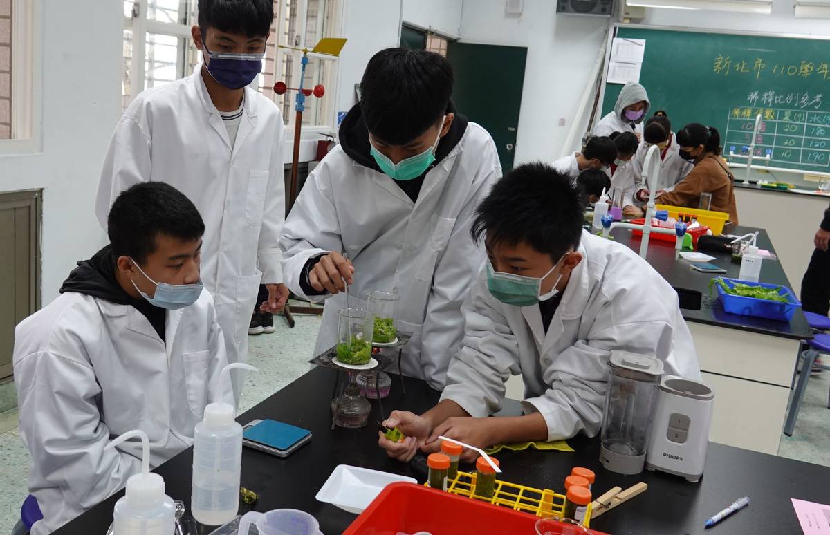 學生透過實驗方式控制蔬菜生長並記錄成長差異