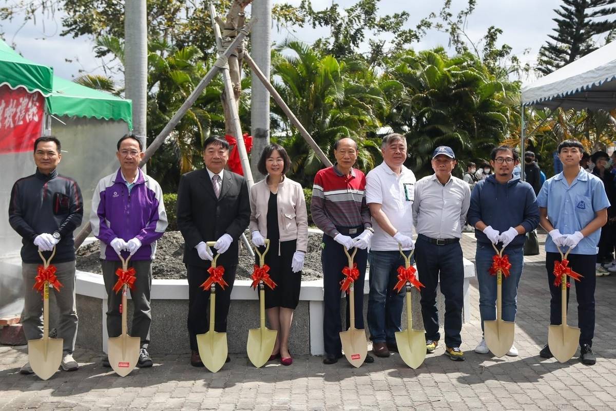 臺東高中配合植樹節活動，邀請多位資深校友齊聚，在校門口內重新種下一株新的鳳凰樹。