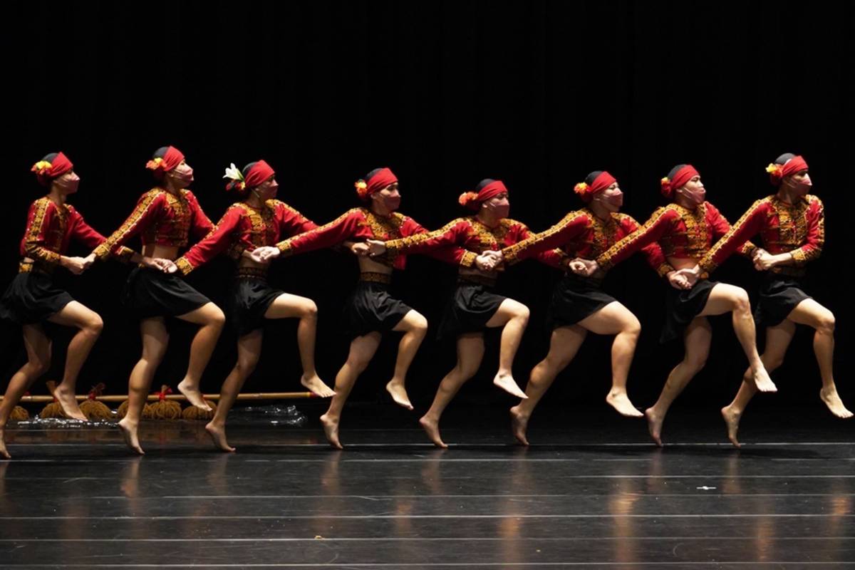 臺東高商原住民舞蹈團參加全國學生舞蹈比賽全區決賽，以自創魯凱族舞碼「篩‧禾」獲得特優第一名。