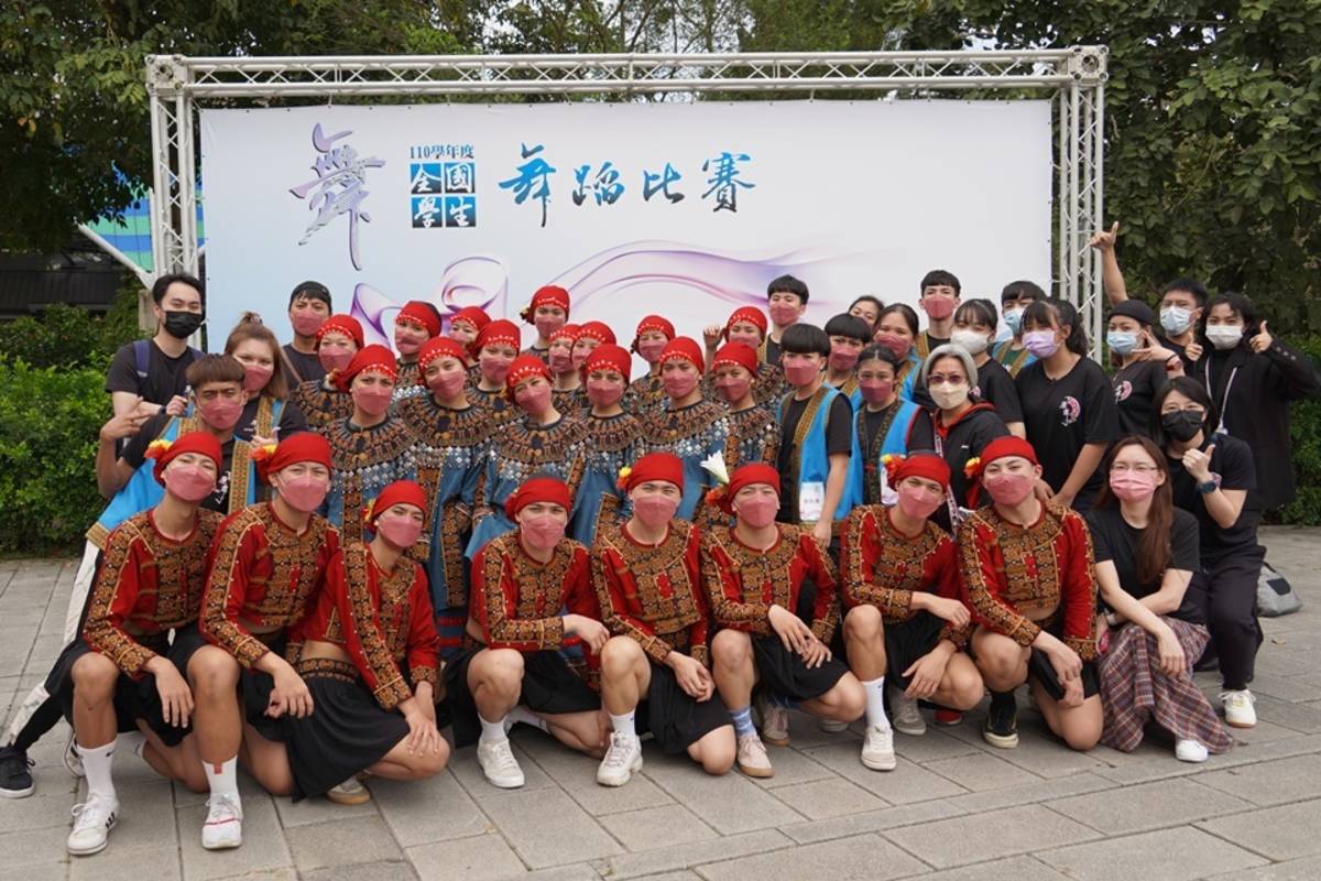 臺東高商原住民舞蹈團參加全國學生舞蹈比賽全區決賽，以自創魯凱族舞碼「篩‧禾」獲得特優第一名。