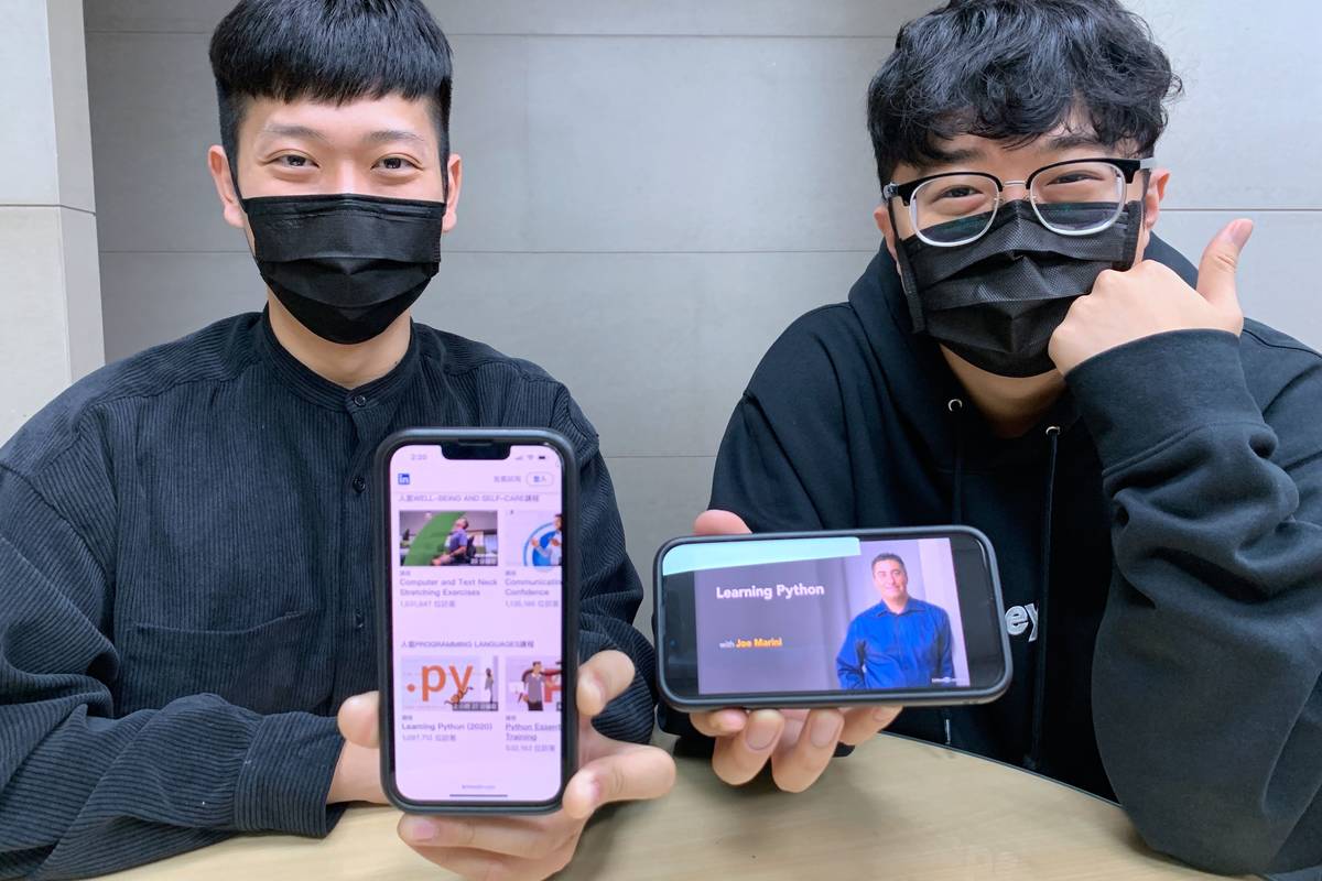 臺科大學生使用Linkedin Learning學習程式語言(臺科大提供)
