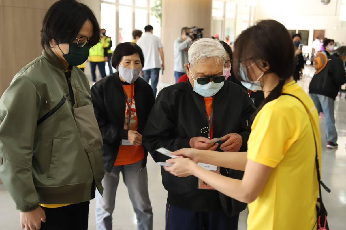 公益代言人盧廣仲與高齡98歲的郭深森爺爺（圖中）一起闖關（圖:弘道提供）