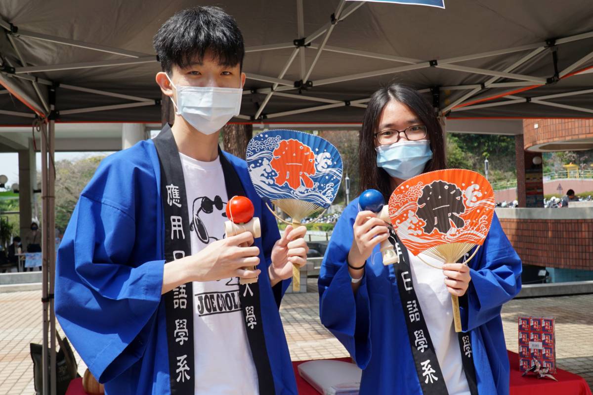 大葉大學日本文化研究社展示日本特色小物(圖片來源：大葉大學提供)