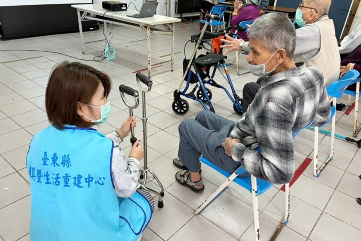 臺東縣輔具中心提供媒合、檢核服務，治療師悉心為長輩解說四腳柺使用。