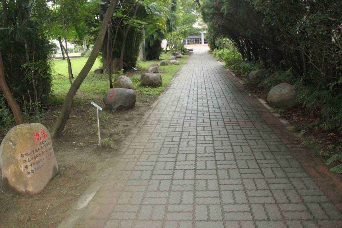 員林家商打造臺灣文學步道，呈現彰化在地詩人之臺灣文學詩集，校園空間增添本土文學氣息 (教育部提供)