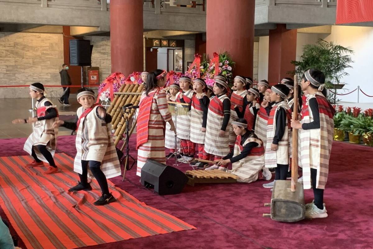 新竹縣五峰鄉桃山國小合唱團表演