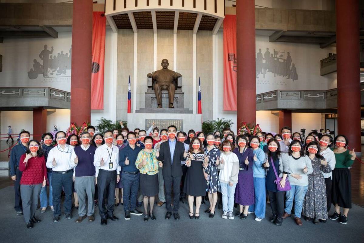國父紀念館王蘭生館長與全體同仁致敬後大合影 (國父紀念館提供)