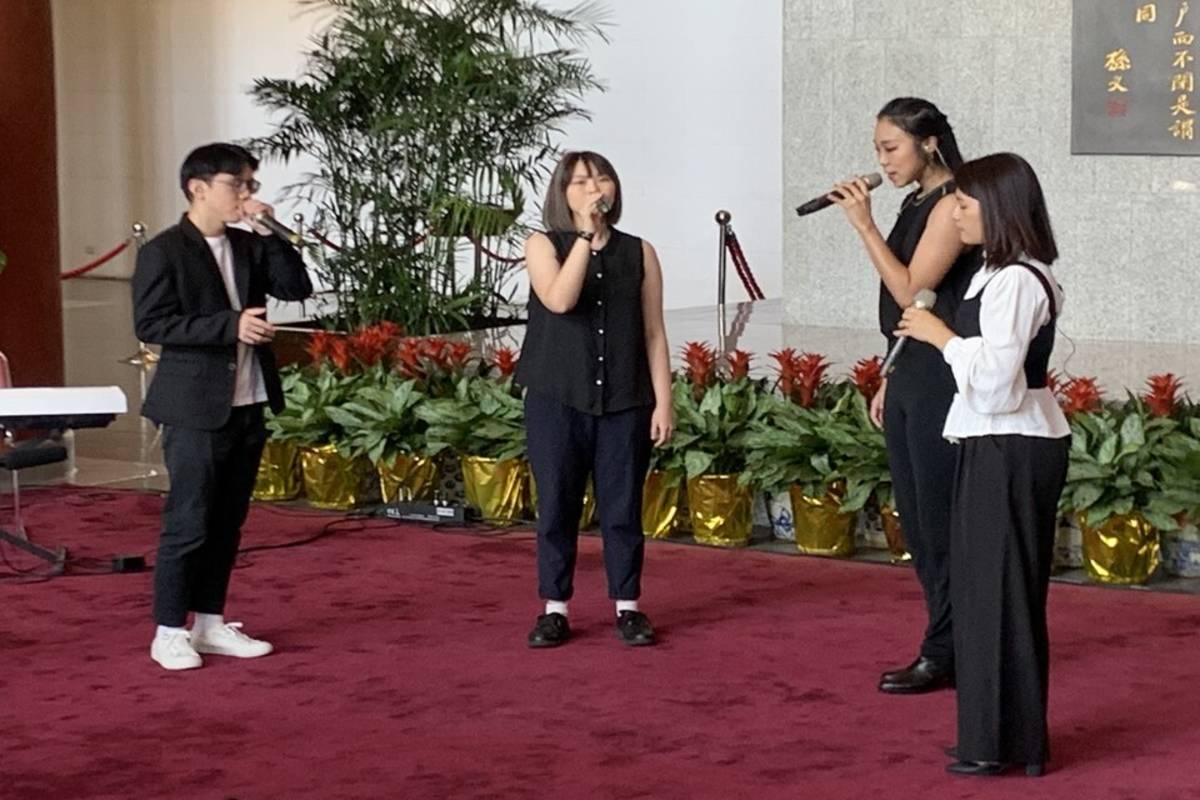 仕女聲人聲樂團演出