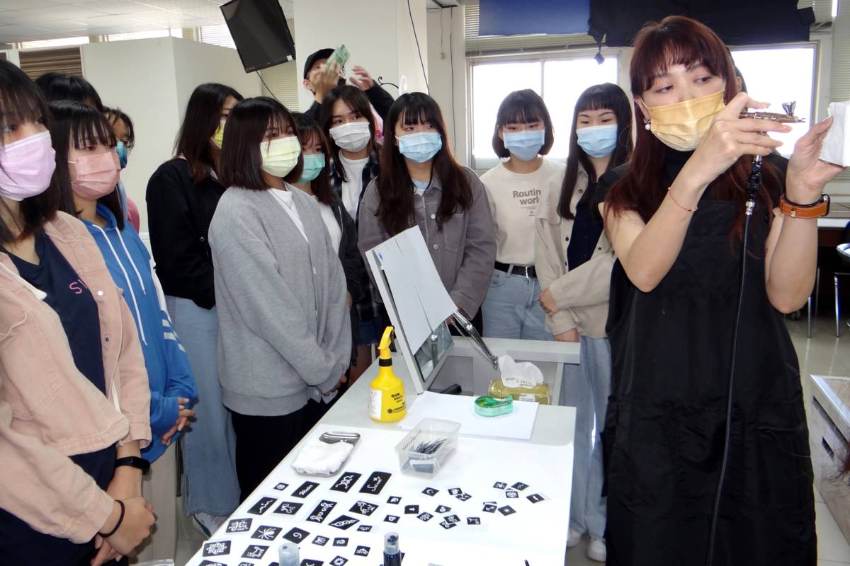 正修科大舉辦高中職生冬令營 帶學生玩噴槍、增長視野
