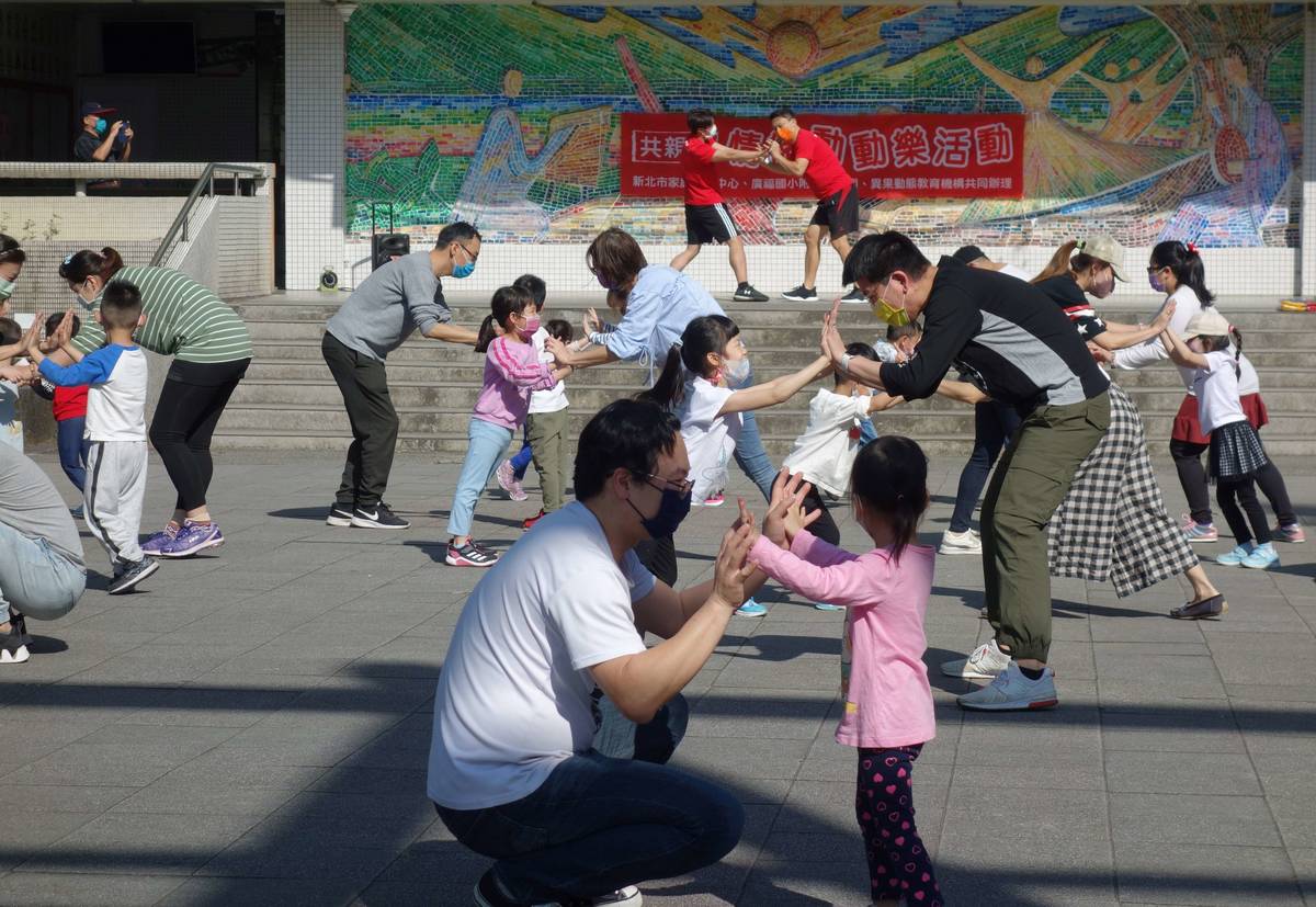 親子體操共玩，帶領家長進行以兒童為中心的多樣互動遊戲