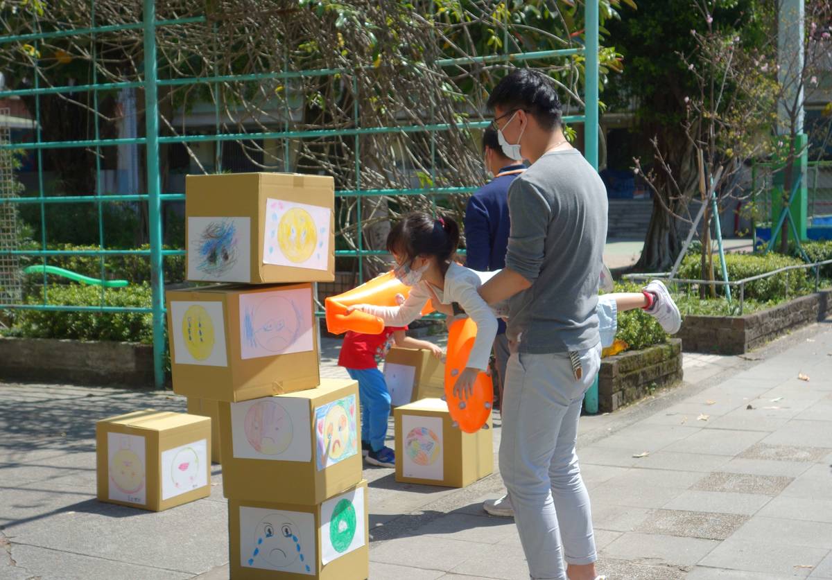 「轟炸情緒」活動，透過親子學習及互動，提升孩子的情緒管理能力，並營造同理、溫馨的家庭氛圍