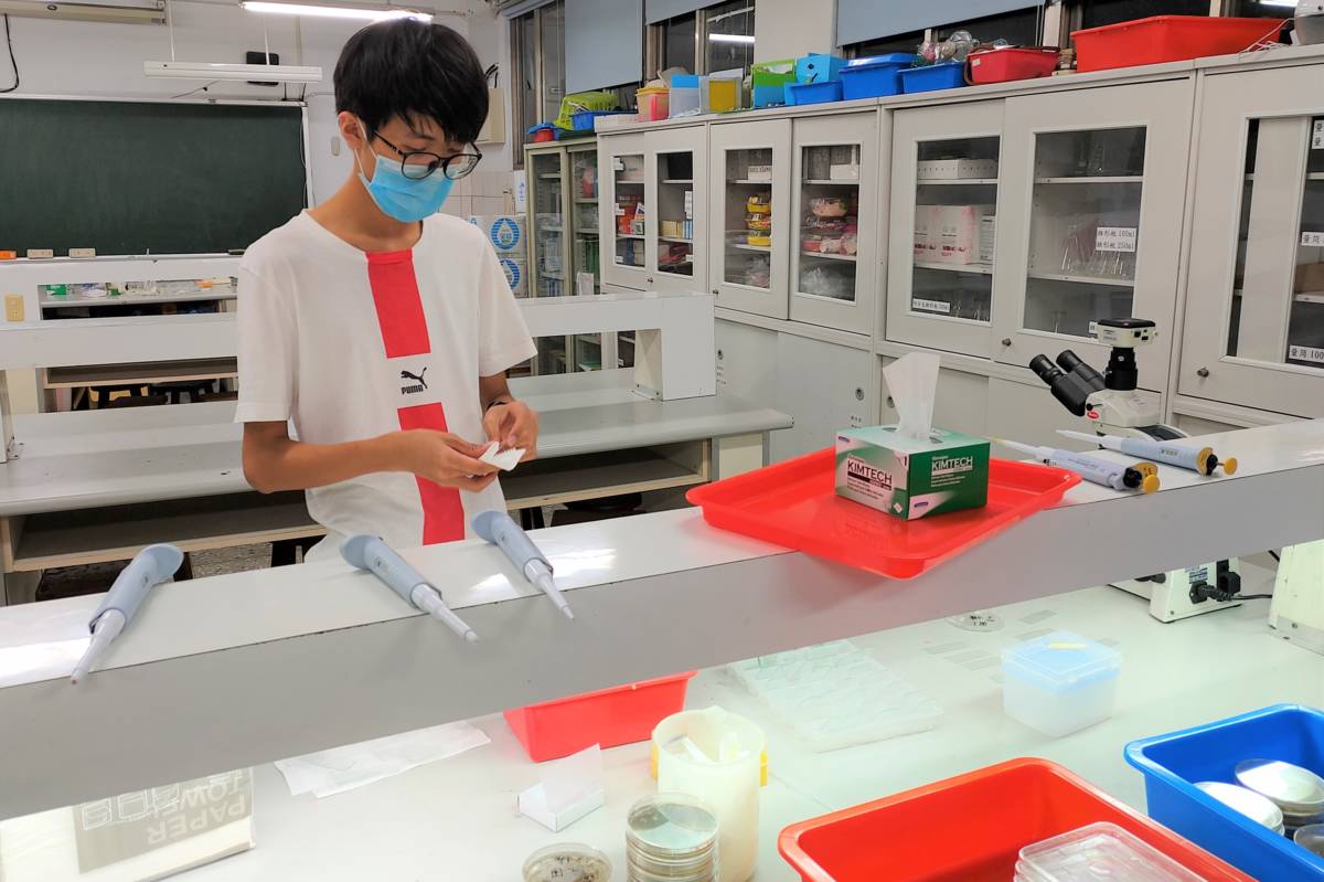 竹林高中顏健弘同學以作品「水熊蟲於化學環境耐受機制探討」獲頒動物學科三等獎