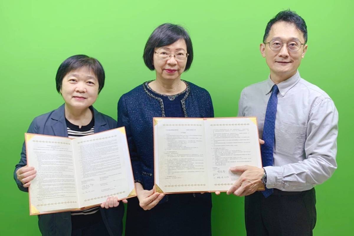 國家圖書館館長曾淑賢博士（中）與國際合作組主任洪淑芬博士（左）以及林能山編輯手持「臺灣漢學資源中心」合作協議書合影