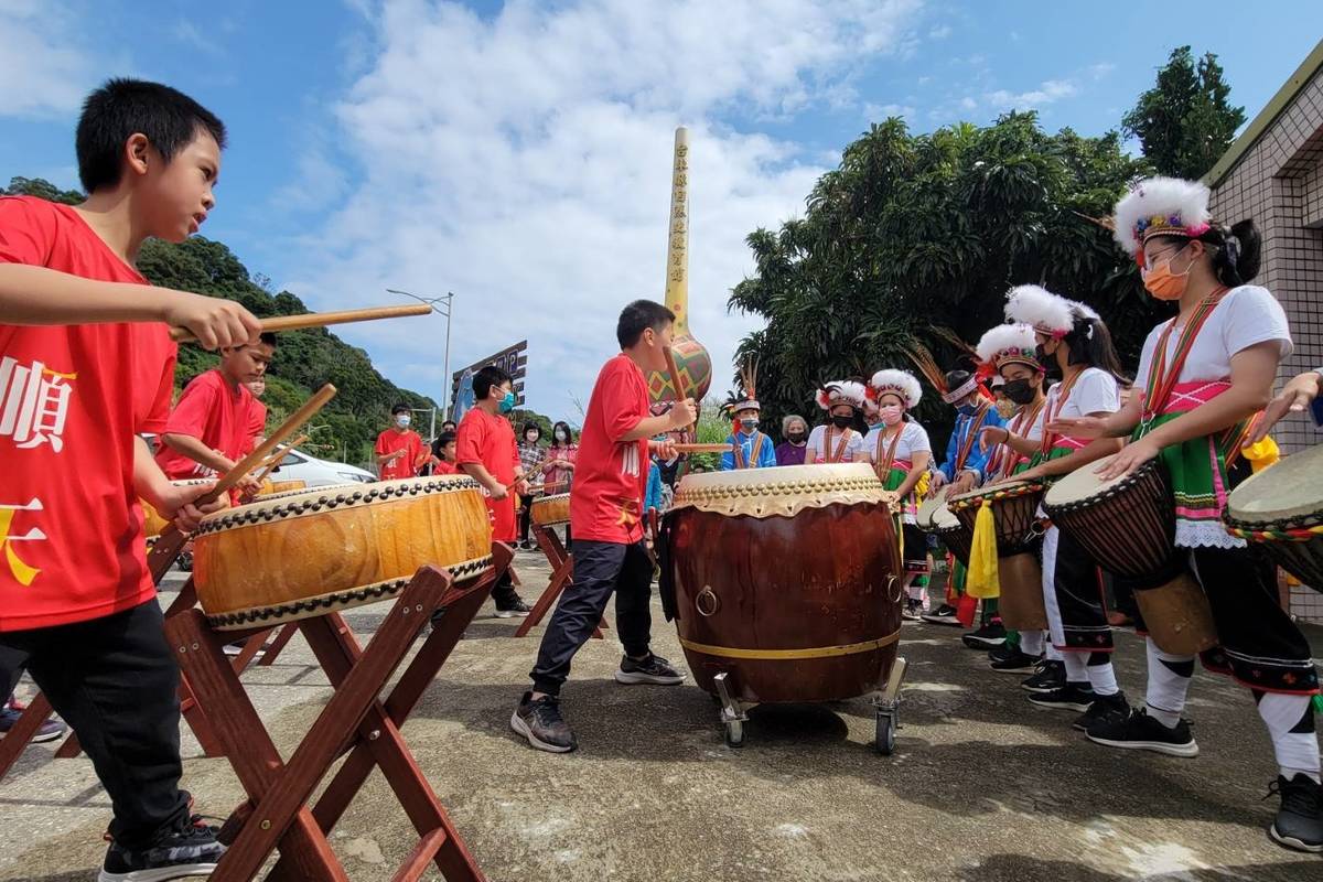 順天戰鼓團學童與三仙國小寶抱鼓隊對陣，奮力擊鼓，在震撼節奏中彼此激盪交流。