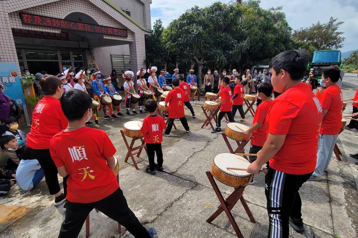 順天戰鼓團學童與三仙國小寶抱鼓隊對陣，奮力擊鼓，在震撼節奏中彼此激盪交流。