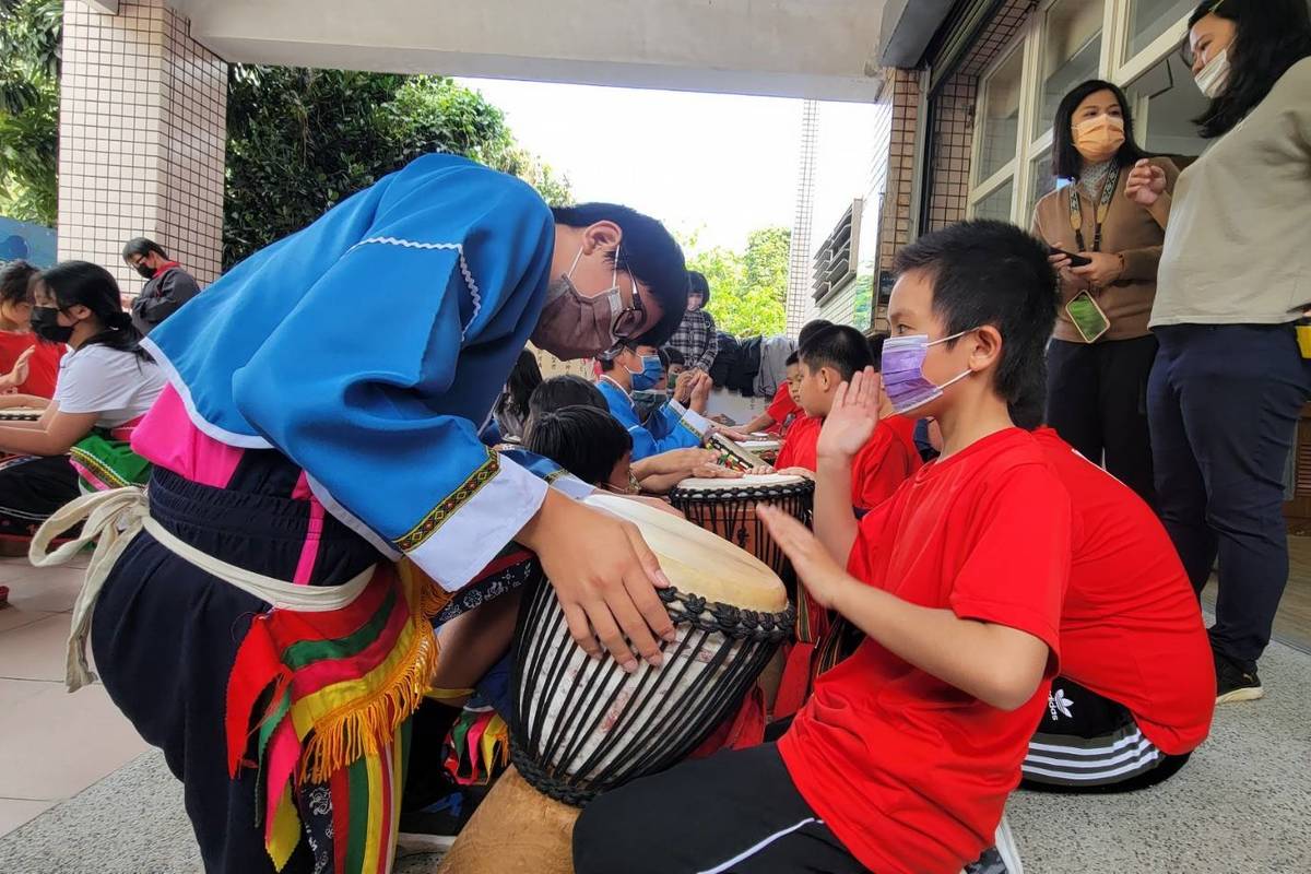 順天戰鼓團學童與三仙國小寶抱鼓隊對陣，奮力擊鼓，在震撼節奏中彼此激盪交流。