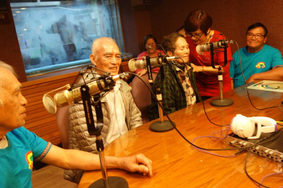 主持人在錄音室協助來賓們準備錄製節目