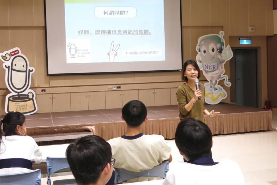 導覽人員除了介紹電臺也導入媒體識讀的概念給同學們