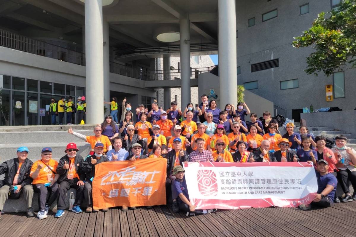 不老騎士團隊一早抵達臺東大學，由高照原專班學生獻唱懷舊歌曲熱情迎接，長輩們跟著打拍子，不時開口唱和，互動熱絡。
