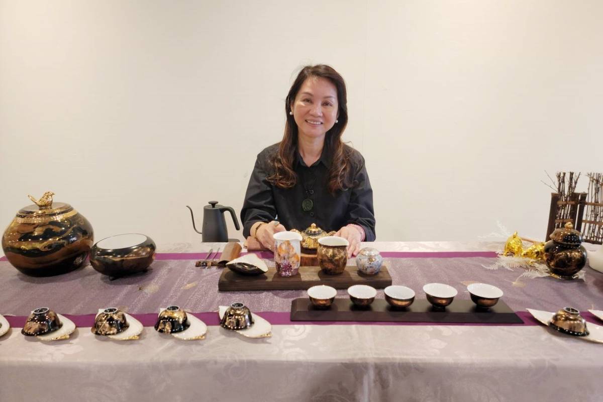 國際級瓷繪藝術家徐瑞芬受邀至臺東生活美學館生活工坊舉辦個展，帶領臺東民眾走進瓷繪藝術世界。
