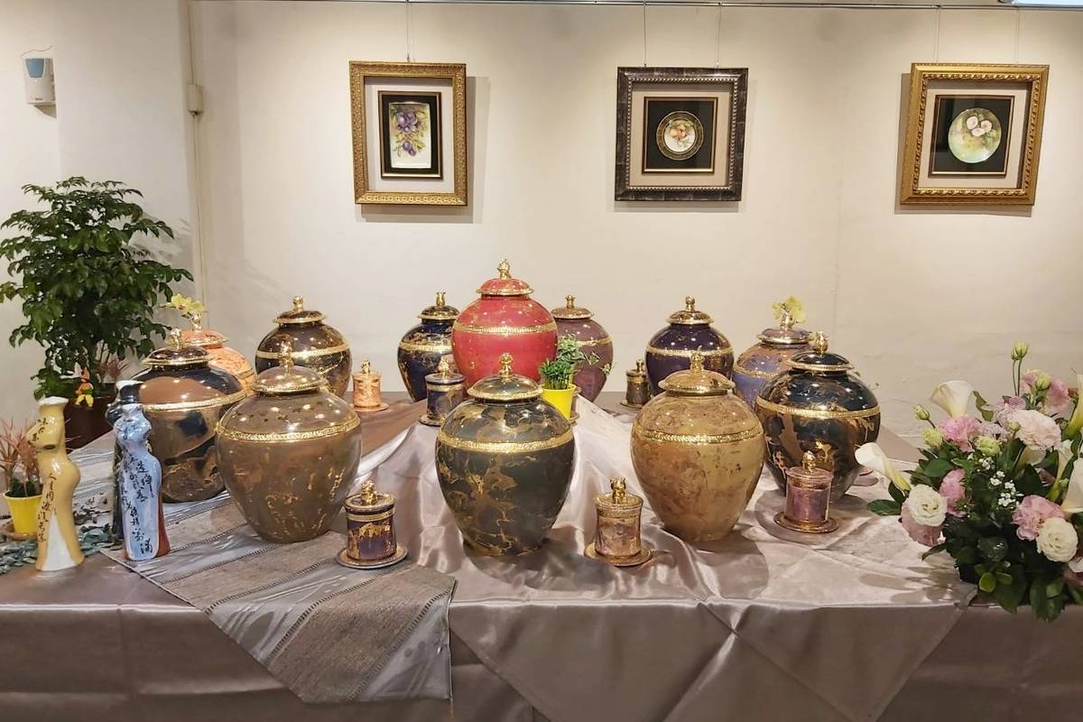 國際級瓷繪藝術家徐瑞芬受邀至臺東生活美學館生活工坊舉辦個展，帶領臺東民眾走進瓷繪藝術世界。