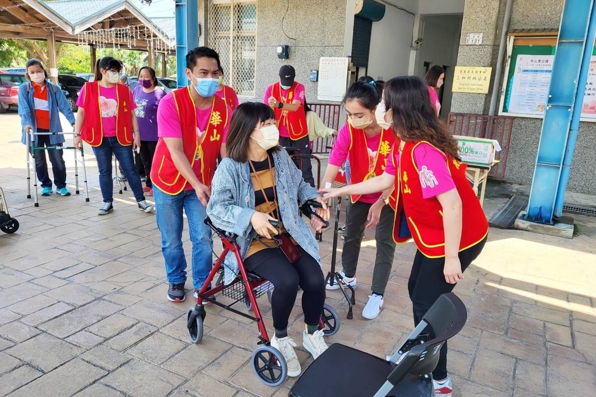 義工們體驗包含輪椅、助行器、四腳拐、單拐、腋下拐等輔具的使用方式，從實際操作學習如何協助長者所需服務。