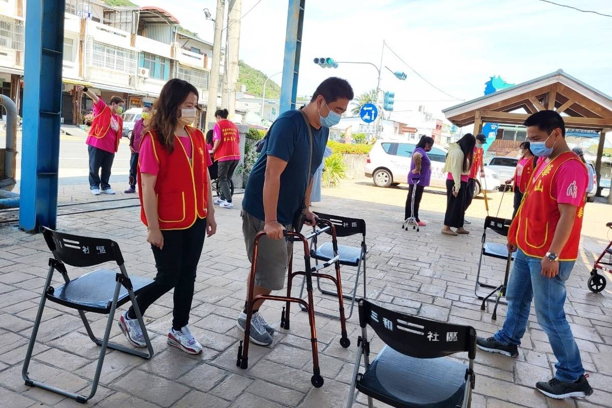 義工們體驗包含輪椅、助行器、四腳拐、單拐、腋下拐等輔具的使用方式，從實際操作學習如何協助長者所需服務。