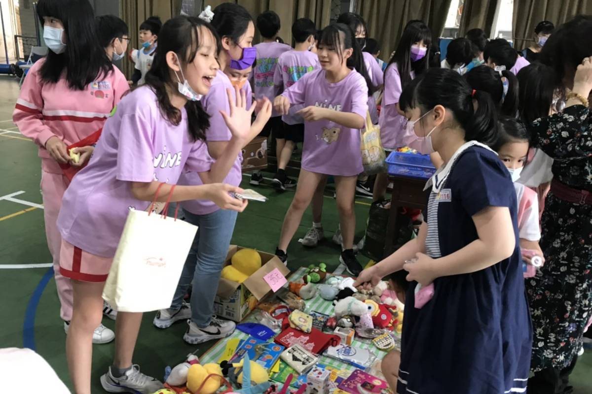 榮富國小童樂節舉辦跳蚤市場體驗叫賣(資料照)