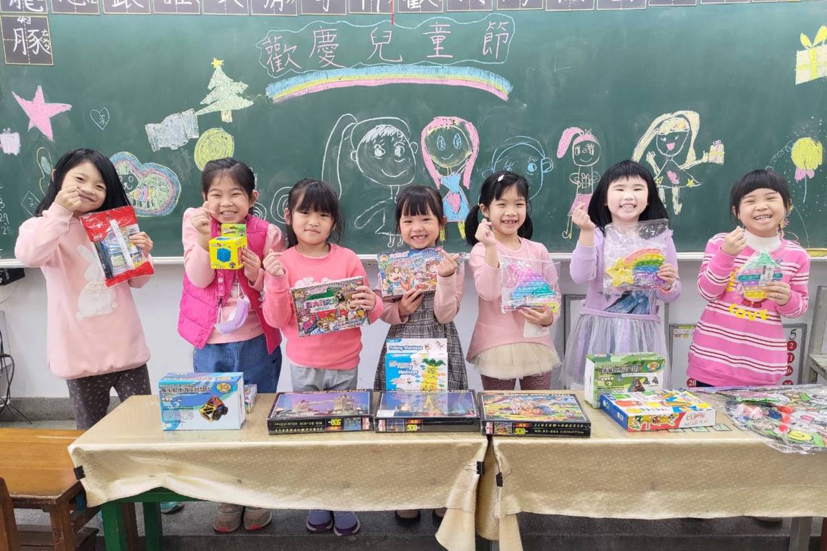 重慶國小贈送低、中、高年級不同兒童節禮物，讓學生驚喜又充實