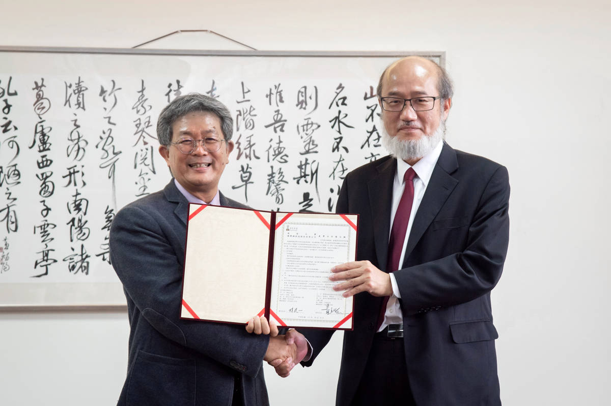 樂學網董事長黃旭宏（左）與華梵大學校長林從一簽署「社會永續發展數位攻頂計畫。(華梵大學提供)