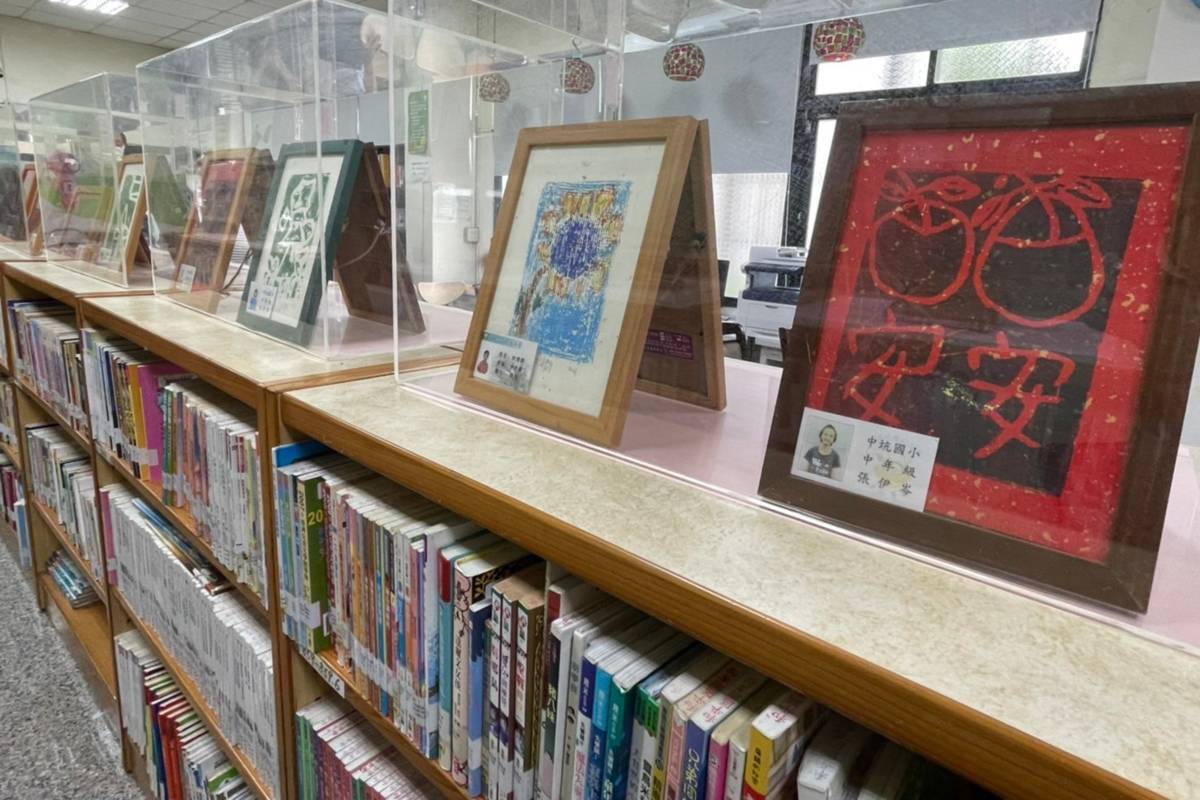 學生創作的版畫在圖書館展出（圖源：臺中市教育局）