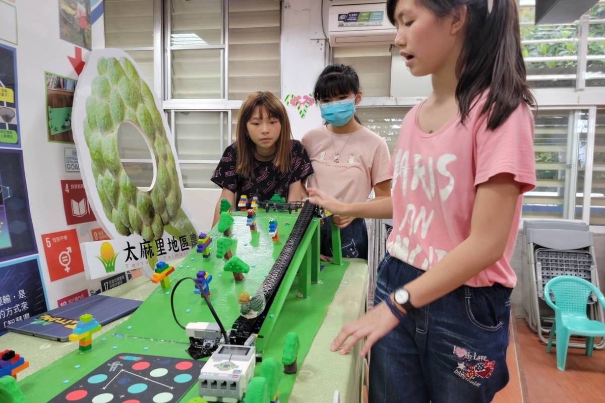 三和走讀學堂實驗小學團隊發想設計智慧農業運輸機，結合機器人、程式語言與資通訊科技，突破空間限制，希望解決釋迦採收及運輸等困境。